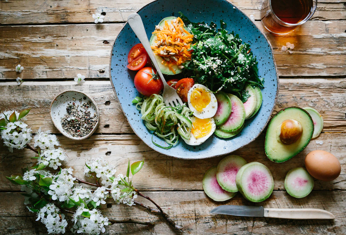 Ingredientes frescos e variados sobre uma mesa